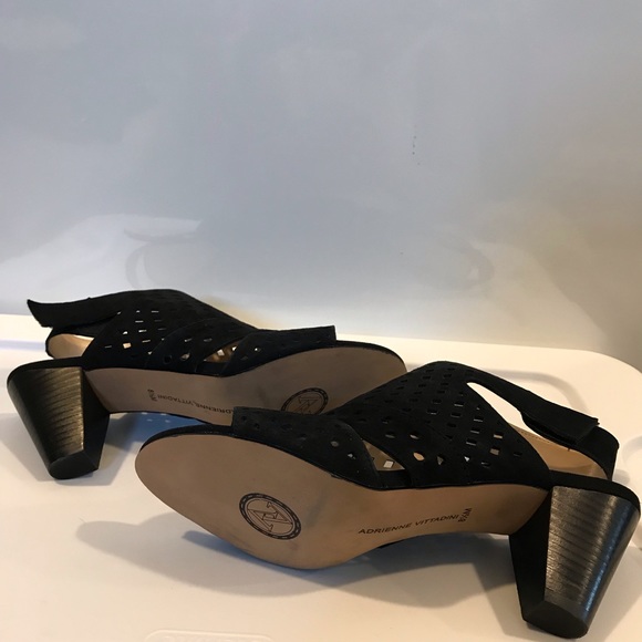 Adrienne Vittadini Black Suede Sandal. Size: 8.5 - Picture 5 of 5